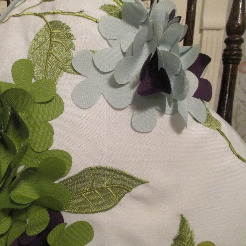 Hydrangea 3D Pillow - Picture 6 of 8